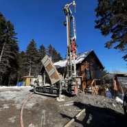 Puits charlevoix - puits artésien baie-saint-paul - forage samson - foreuse sur chenilles - comacchio geo900a - collerette de bentonite - rue du fournil