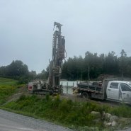 Puits artésien Cap-Saint-Ignace - foreuse sur chenilles - comacchio mc-22a - puits samson - forage samson - pompe submersible 