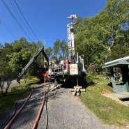 Puits artésien saint-aimé-des-lacs - puits charlevoix - forage samson - foreuse sur chenilles - comacchio geo900a - pompe submersible - collerette de bentonite - rue trudel