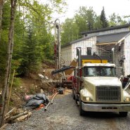 Puits artésien Lac-Beauport - Lac Morin - Chemin Bord de l'eau - Comacchio MC-900 - Foreuse sur chenilles