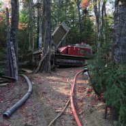 Puits artésien Fief du Massif - Chemin de l'étoile de mer - Petite-Rivière-Saint-Francois - Charlevoix - Comacchio MC-900P - Foreuse sur Chenilles - Puits Charlevoix
