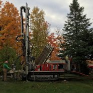 Forage géothermique - Puits géothermique - Géothermie - Saint-pierre-de-la-Rivière-du-Sud - Chemin du Coteau Sud - foreuse sur chenilles - Comacchio MC-900P