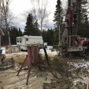 Puits artésien Charlevoix - Puits Charlevoix - Forage Charlevoix - Puits artésien Les Éboulements - Route du Fleuve - Foreuse sur Chenilles - Comacchio MC-900P - Pompe Submersible