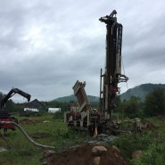 Puits artésien Charlevoix - Puits Charlevoix - Puits artésien Les Éboulements - Forage Samson - Samson et frères inc - Pompe submersible Charlevoix - Foreuse sur Chenilles - Comacchio MC-900P - Rang Sainte-Catherine - La Maison des Mammouths