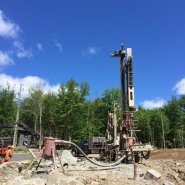 Puits artésien Stoneham - La Jacques-Cartier - Chemin des Chanterelles - Collerette - Pompe submersible - Foreuse sur Chenilles - Comacchio MC-900P - Puits Stoneham - Forage Samson - Samson et Frères inc - Aube 260