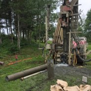 Puits artésien Charlevoix - La Malbaie - Saint-Fidèle - Boulevard Malcolm-Fraser - Route 138 - Collerette de bentonite - Pompe submersible Charlevoix - Foreuse sur chenilles - COmacchio MC-900P - Forage Samson - Samson et Frères Inc