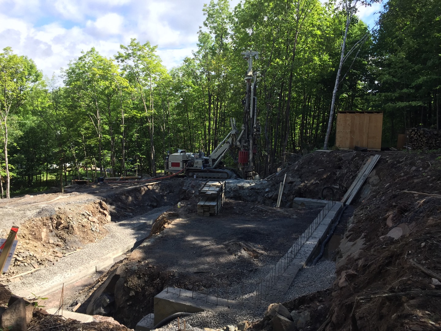 Puits artésien Saint-Nicolas - Lévis - Rue du Moulin-Ross - Forage lévis - puits lévis - forage samson - Samson et Frères Inc - foreuse sur chenilles - comacchio mc-22a - collerette de bentonite - pompe submersible